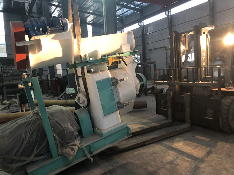 準(zhǔn)備裝箱秸稈顆粒機(jī) 木屑顆粒機(jī)