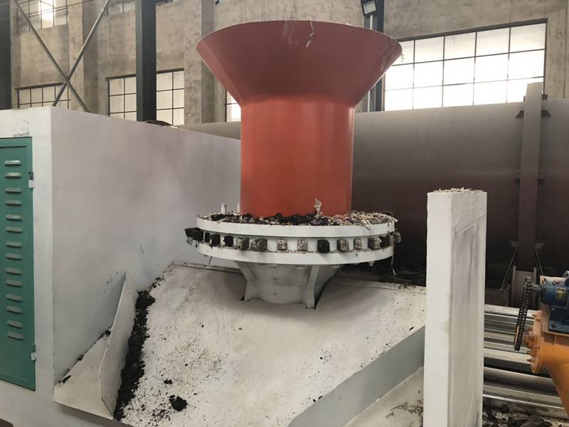 正在壓制生活垃圾的壓塊機(jī) 垃圾壓塊機(jī)