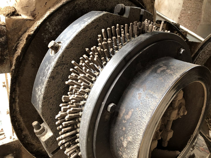 客戶參觀正在工作的顆粒機環(huán)模 木屑顆粒機