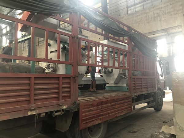 秸稈顆粒機裝車完成 秸稈顆粒機裝車完成